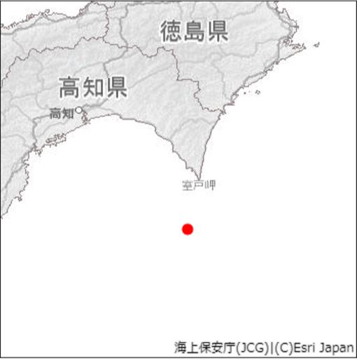 土佐黒潮牧場10号の浮体交換作業（33-01.2N　134-07.2E 付近）