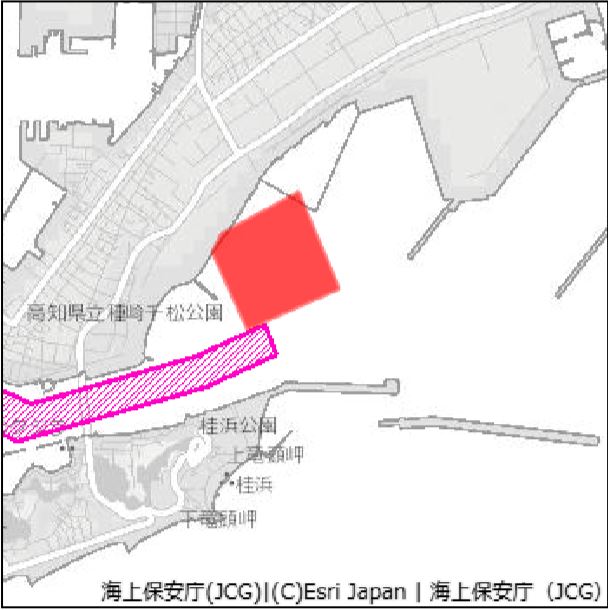 高知港において、潜水士・起重機船によるケーソン仮置工事が実施される。